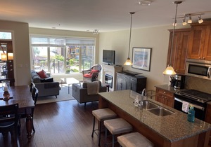 Lakefront, pool, hot tub, exc room. Bk Sept Oct . daily, weekly, or monthly