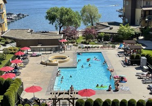 Lakefront, pool, hot tub, exc room. Bk Sept Oct . daily, weekly, or monthly