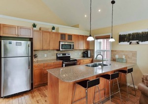 Lakeside Den Pet + Family Friendly with Golf Cart