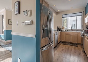 Large 5 bedroom, standalone home with private hot tub, BBQ and pet friendly too!