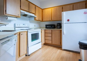 Large Downtown Townhouse on 2 Levels - Sleeps 6 ⭐ - 1 month or more stays