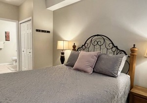 Large Premier Condo, 3 Bedroom on Kelowna Golf Course, sleeps 6, Pool & Hot Tub