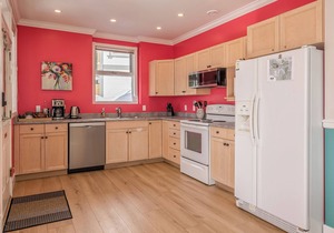 Large suite on the Knoll in a cul-de-sac w/a private hot tub and pet friendly!