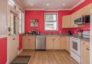Large suite on the Knoll in a cul-de-sac w/a private hot tub and pet friendly!