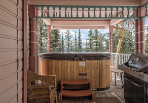 Large suite on the Knoll in a cul-de-sac w/a private hot tub and pet friendly!