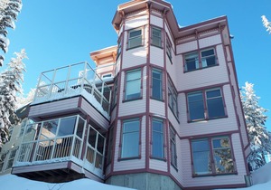 Large suite on the Knoll in a cul-de-sac w/a private hot tub and pet friendly!