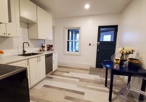 Located within walking distance from the Famous Niagara Falls and the atractions