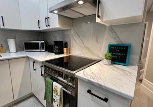 Loft Apartment #1 in Hamilton, Queen Bed, Sleeps 4