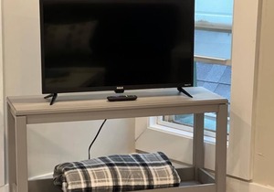 Loft Apartment #3 in Hamilton, Queen Bed, Sleep 4