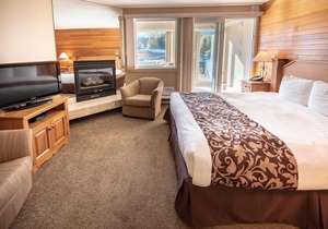 Lovely Condo on Village Stroll. Enjoy a Large Balcony, WiFi, and Private Hot Tub