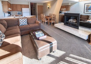 Lovely Condo on Village Stroll. Enjoy a Large Balcony, WiFi, and Private Hot Tub