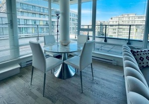 Lovely penthouse next to Richmond Centre