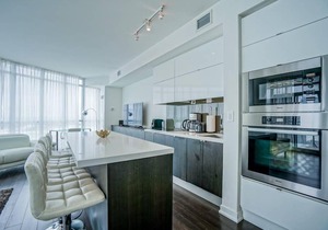 Luxurious Condo DT Amazing Lake Views sleeps 10+4