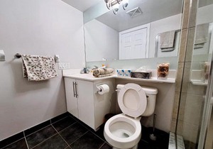 Luxury 2 bedroom Condo With Swimming Pool Near Square One
