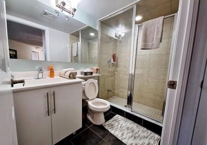 Luxury 2 bedroom Condo With Swimming Pool Near Square One