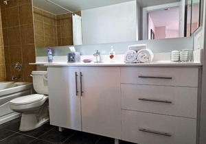 Luxury 2 bedroom Condo With Swimming Pool Near Square One