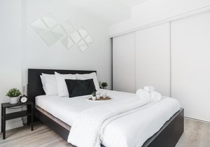 Luxury 2BR Condo steps from Subway