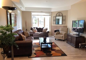 Luxury 3 Bedroom Condo on Okanagan Golf Course - Sleeps 6 with Pool and Hot Tub