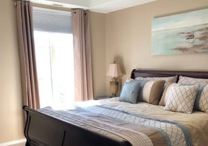 Luxury 3 Bedroom Condo on Okanagan Golf Course - Sleeps 6 with Pool and Hot Tub
