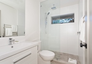 Luxury 5BR near Village & Lifts, w Hot Tub, Garage