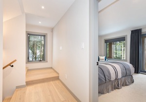 Luxury 5BR near Village & Lifts, w Hot Tub, Garage