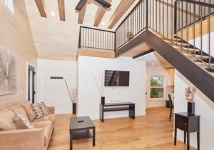 Luxury rental with a great location-walking distance to The Falls and attractions.