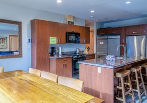 Modern 2 bedroom apartment in village centre
