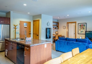 Modern 2 bedroom apartment in village centre