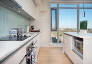 Modern 2 BR Near Stampede Rooftop Patio Gym
