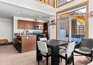 Modern 3 bedroom loft apartment in village centre