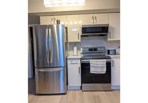 Modern & Comfy 1 bedroom suite w/ priv entrance
