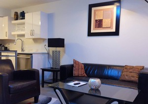 Modern & Comfy 1 bedroom suite w/ priv entrance