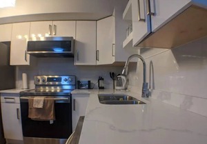 Modern & Comfy 1 bedroom suite w/ priv entrance