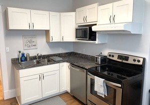 Modern downtown apartment near restaurants/bars