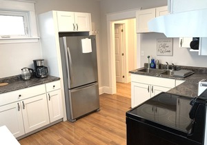 Modern downtown apartment near restaurants/bars