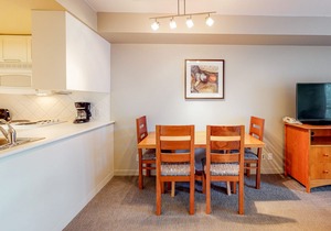 Mountain studio with fireplace, jetted tub, quick ski access, & gym