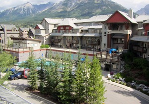 Mountain views, top floor, large deck, comfortable beds
