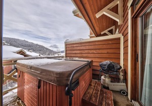 Multi level 3 bedroom condo, very close to ski-in/out trails