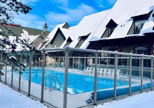 Mystic Pool & Hot tub Hosted by Little Sister Getaways