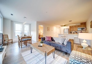 New Luxurious Modern 2BR Condo Sleeps 5 Coffee, AC, WIFI
