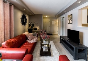 New & Modern 2 Bedroom Suite b/w Downtown & WEM