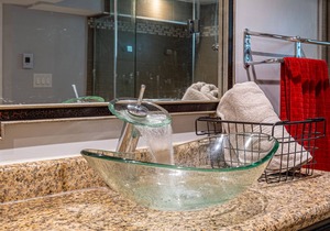 Niagara retreat (heated pool and hot tub)