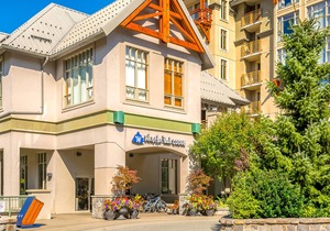 Perfect 5th-floor studio with ski & mountain views & fireplace