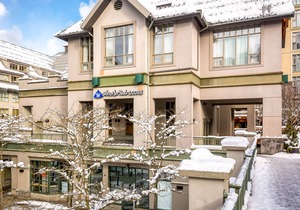 Perfect 5th-floor studio with ski & mountain views & fireplace