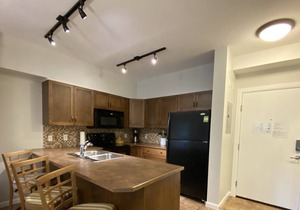 Perfect for families - 2 Bedroom with den, Ground floor walks out to grassy area