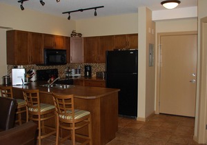 Perfect for families - 2 Bedroom with den, Ground floor walks out to grassy area