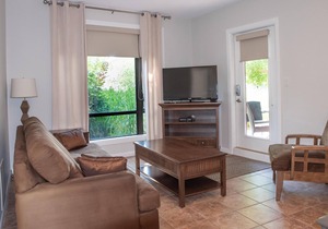 Perfect for families - 2 Bedroom with den, Ground floor walks out to grassy area
