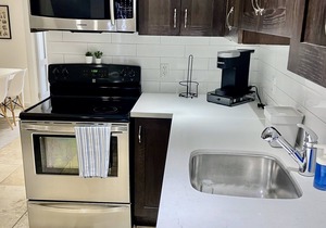 Pet friendly cozy basement apartment in Queen West