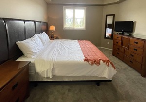 Pinnacle Pointe Resort - beautiful 2 bedroom with den suite