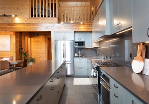 Pinnacle Ridge 34 - Ski in Ski out, Private Hot Tub, Recently Renovated, Gas Fireplace